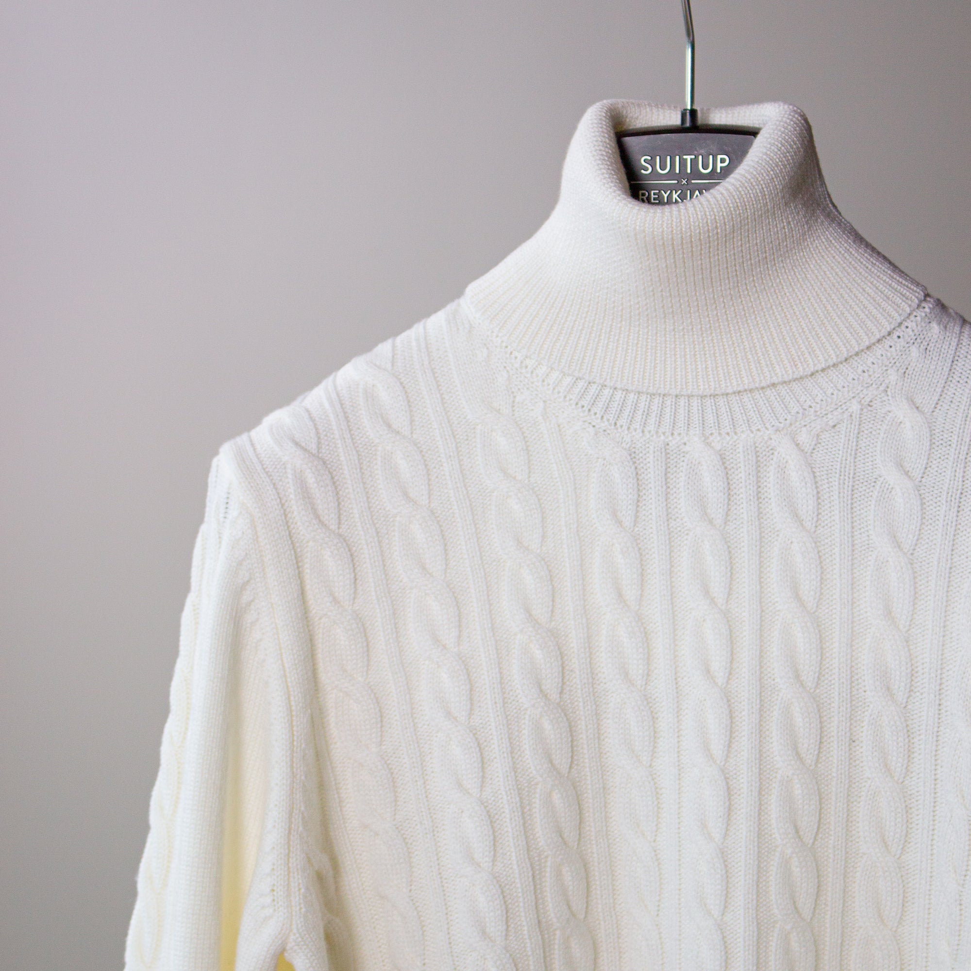 Rúllukragapeysa - Hvít Cable Knit